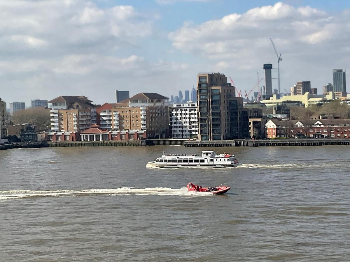 In The River Times View Londra